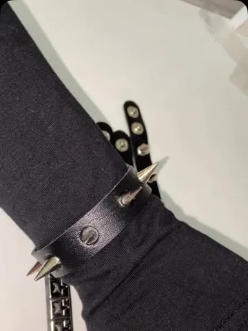 سوار جلدي بمسامير
